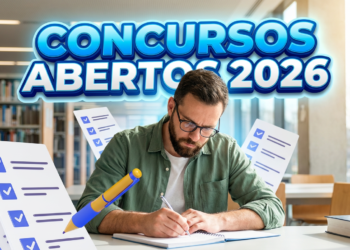 Homem barbudo de óculos e camisa verde escrevendo em caderno, com ícones de checklists e texto "Concursos Abertos 2026"