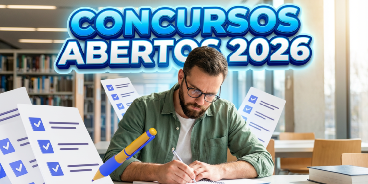 Homem barbudo de óculos e camisa verde escrevendo em caderno, com ícones de checklists e texto "Concursos Abertos 2026"