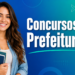 Jovem com livros e mochila sorri ao lado do texto "Concursos de Prefeituras" em fundo azul-verde degradê.