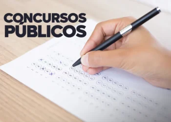 Pessoa marca respostas em cartão de prova, ilustrando concursos públicos no DF.