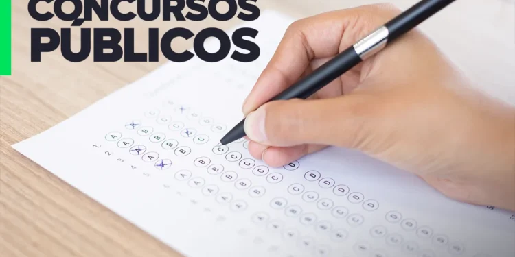Pessoa marca respostas em cartão de prova, ilustrando concursos públicos no DF.