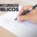 Pessoa marca respostas em cartão de prova, ilustrando concursos públicos no DF.