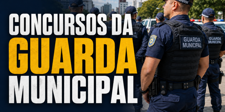Guardas municipais fardados de azul com coletes táticos em formação ao ar livre em área urbana