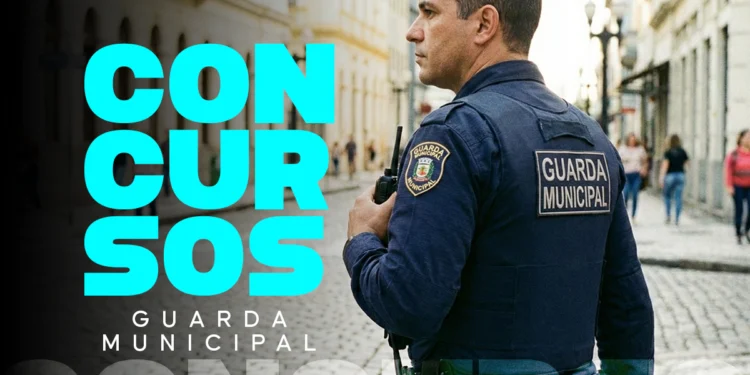 Guarda Municipal de uniforme azul-marinho com rádio comunicador patrulhando rua de paralelepípedos.