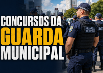 Agentes da Guarda Municipal em formação com uniforme azul, coletes táticos e distintivos visíveis