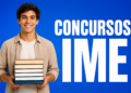 Estudante masculino com camisa bege segura pilha de 5 livros ao lado do texto Concursos IME em fundo azul