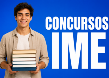 Estudante masculino com camisa bege segura pilha de 5 livros ao lado do texto Concursos IME em fundo azul