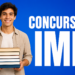 Estudante masculino com camisa bege segura pilha de 5 livros ao lado do texto Concursos IME em fundo azul