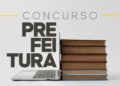 Pilha de livros marrons ao lado de notebook aberto com texto "Concurso Prefeitura" em fundo cinza