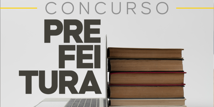 Pilha de livros marrons ao lado de notebook aberto com texto "Concurso Prefeitura" em fundo cinza