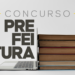 Pilha de livros marrons ao lado de notebook aberto com texto "Concurso Prefeitura" em fundo cinza