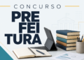 Mesa com tablet, caderno aberto, livros empilhados e canetas ao lado do texto "Concurso Prefeitura".