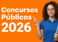 Mulher jovem de cabelos cacheados, óculos e camisa azul segurando pastas coloridas e apontando para texto de concursos