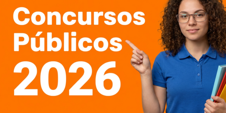 Mulher jovem de cabelos cacheados, óculos e camisa azul segurando pastas coloridas e apontando para texto de concursos