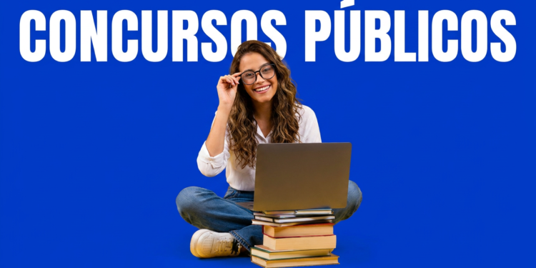Jovem sorridente de óculos e camisa branca estuda com notebook sobre pilha de livros, fundo azul com texto Concursos Públicos