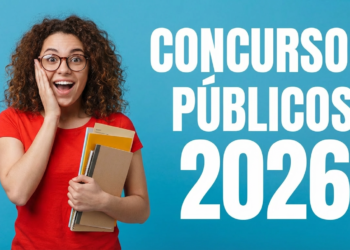 Jovem de cabelos cacheados, óculos e blusa vermelha segura livros com expressão surpresa diante de texto sobre concursos 2026