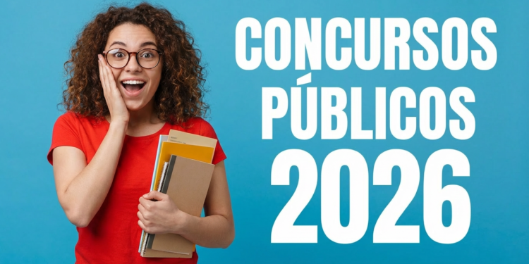 Jovem de cabelos cacheados, óculos e blusa vermelha segura livros com expressão surpresa diante de texto sobre concursos 2026