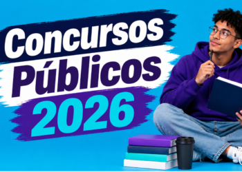 Jovem negro de óculos e moletom roxo sentado com livros e caneta, refletindo sobre estudos para concursos 2026.