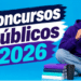 Jovem negro de óculos e moletom roxo sentado com livros e caneta, refletindo sobre estudos para concursos 2026.