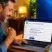 Homem consultando restituição do Imposto de Renda em notebook, com expressão de satisfação, em ambiente iluminado, representando a consulta ao maior lote de 2026.