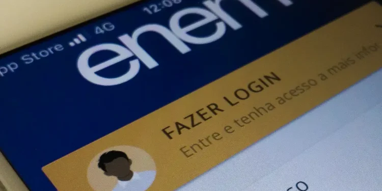 Tela de celular com aplicativo oficial do Enem aberto na opção de login para acompanhar o resultado do recurso da isenção 2026