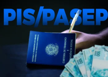 Carteira de Trabalho azul ao lado de notas de cem reais com letreiro PIS Pasep em destaque