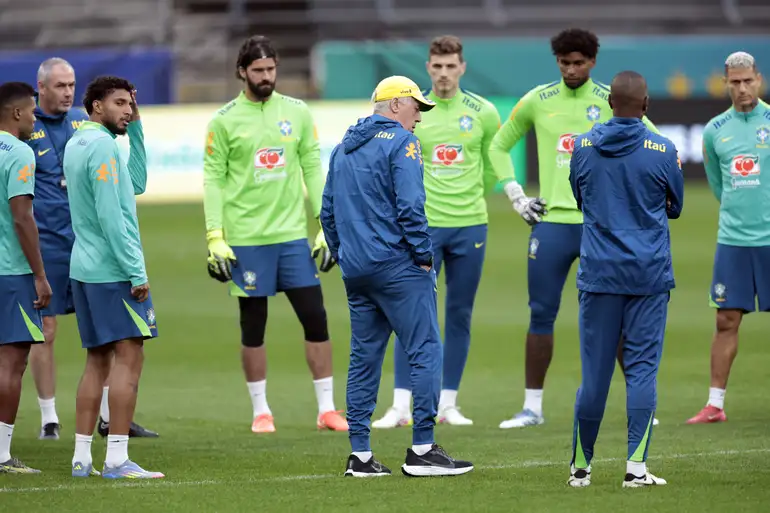 Ancelotti conversa com jogadores durante treino da Seleção Brasileira antes da convocação