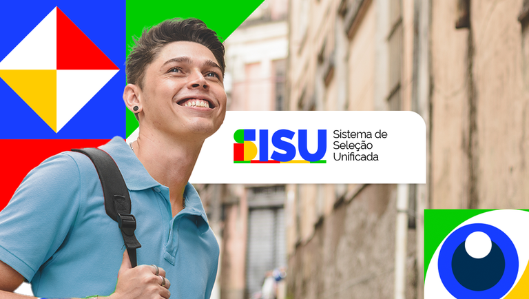 Jovem de camisa azul com mochila sorri em rua urbana ao lado da logomarca do Sistema de Seleção Unificada
