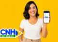 Mulher segura celular com app da CNH do Brasil em fundo amarelo, destacando cursos teóricos gratuitos para tirar a CNH