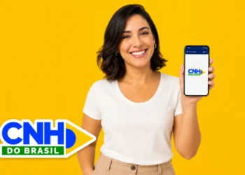 Mulher segura celular com app da CNH do Brasil em fundo amarelo, destacando cursos teóricos gratuitos para tirar a CNH
