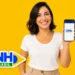 Mulher segura celular com app da CNH do Brasil em fundo amarelo, destacando cursos teóricos gratuitos para tirar a CNH