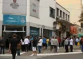 Fila de trabalhadores nas ruas representando o período de queda do desemprego no primeiro trimestre
