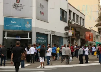 Fila de trabalhadores nas ruas representando o período de queda do desemprego no primeiro trimestre