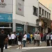 Fila de trabalhadores nas ruas representando o período de queda do desemprego no primeiro trimestre