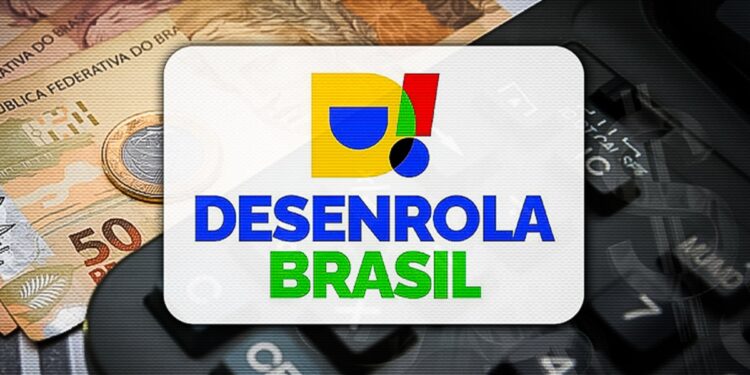 Logotipo do Desenrola Brasil sobre calculadora preta e cédulas de real