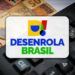 Logotipo do Desenrola Brasil sobre calculadora preta e cédulas de real