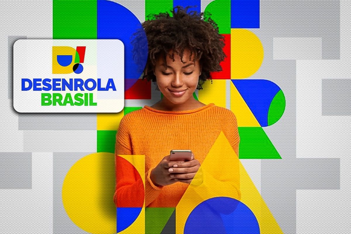 Mulher de blusa laranja sorrindo enquanto consulta celular ao lado do logotipo do Desenrola Brasil