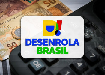 Logotipo colorido do Desenrola Brasil sobre cédulas de cinquenta reais e teclas de calculadora