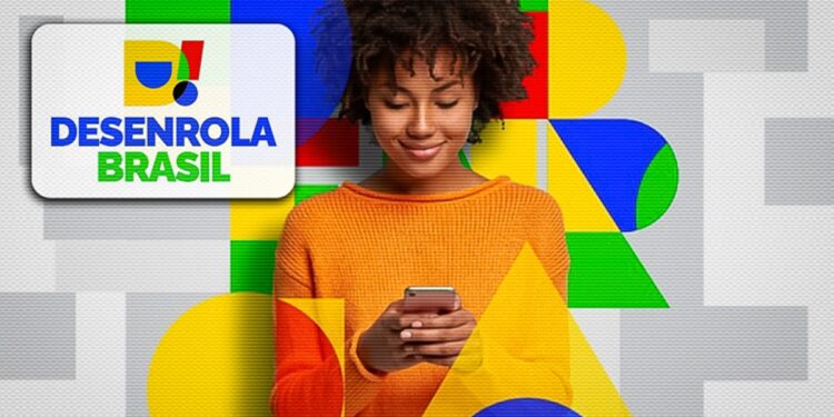 Mulher de blusa laranja sorrindo enquanto utiliza celular ao lado do logotipo do Desenrola Brasil