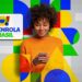 Mulher de blusa laranja sorrindo enquanto utiliza celular ao lado do logotipo do Desenrola Brasil