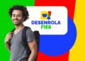Jovem sorridente com mochila nas costas posa ao lado da logomarca do Desenrola Fies sobre fundo colorido em verde vermelho azul e amarelo