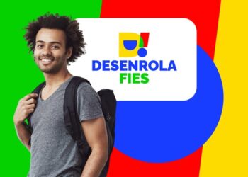 Jovem sorridente com mochila nas costas posa ao lado da logomarca do Desenrola Fies sobre fundo colorido em verde vermelho azul e amarelo