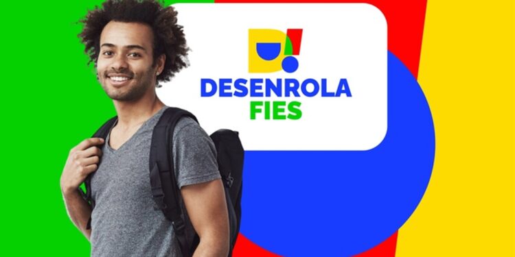 Jovem sorridente com mochila nas costas posa ao lado da logomarca do Desenrola Fies sobre fundo colorido em verde vermelho azul e amarelo