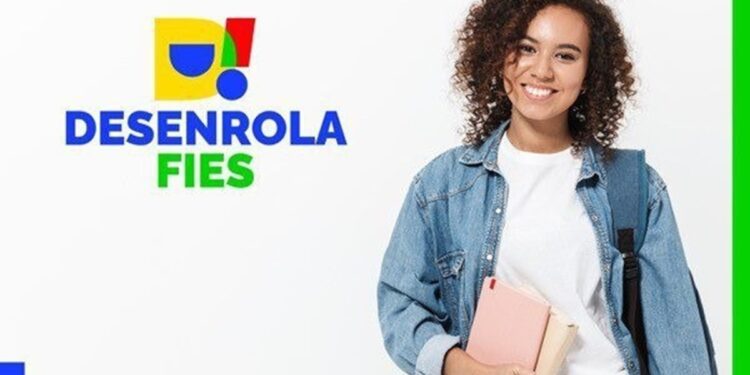 Logomarca oficial do programa Desenrola Fies ao lado de estudante universitária sorridente