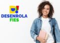 Estudante sorrindo segurando livros e mochila ao lado da logo colorida do programa Desenrola Fies em fundo branco