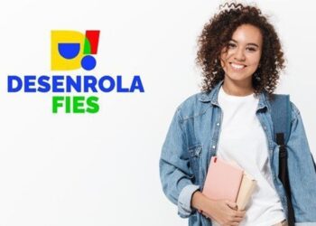 Estudante sorrindo segurando livros e mochila ao lado da logo colorida do programa Desenrola Fies em fundo branco