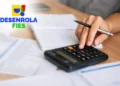Pessoa usando calculadora sobre documentos financeiros representando dívidas que podem ser renegociadas no Desenrola Fies