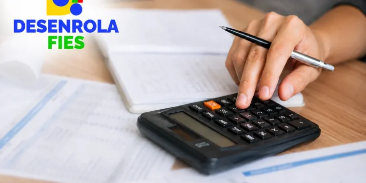 Pessoa usando calculadora sobre documentos financeiros representando dívidas que podem ser renegociadas no Desenrola Fies