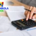 Pessoa usando calculadora sobre documentos financeiros representando dívidas que podem ser renegociadas no Desenrola Fies
