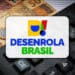 Logo colorida do programa Desenrola Brasil sobre fundo com calculadora preta e cédulas de cinquenta reais
